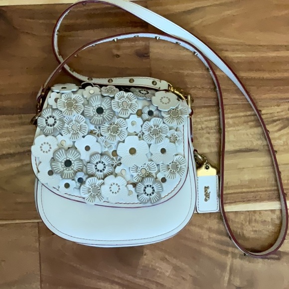 Coach Handbags - 🔥 Beautiful Coach Tea Rose Bag RARE 🔥